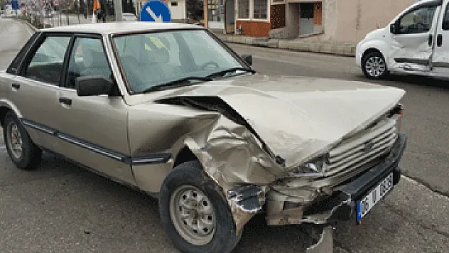 Otomobil kamyonetle çarpıştı: 1 yaralı