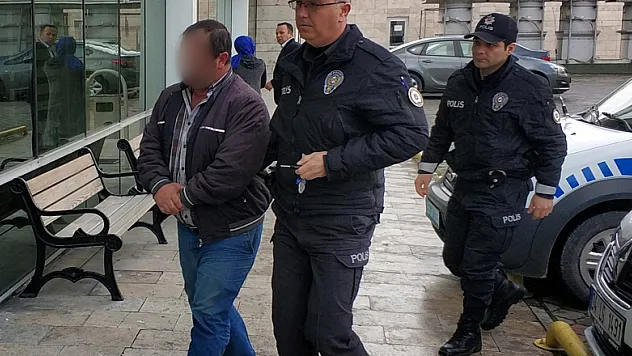 Yere düşen 100 lirayı alıp cebine koyunca gözaltına alındı 