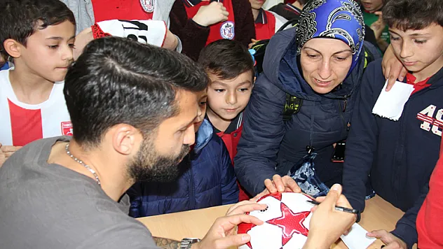 Samsunsporlu futbolcular, 10 okulda 5 bin öğrenciyle buluştu 