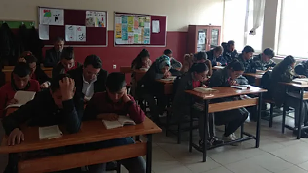 Kaymakam, öğrencilerle kitap okudu