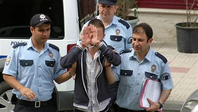 ÇALINTI OTOMOBİLDE PARMAK İZİ BULUNAN GENÇ GÖZALTINA ALINDI