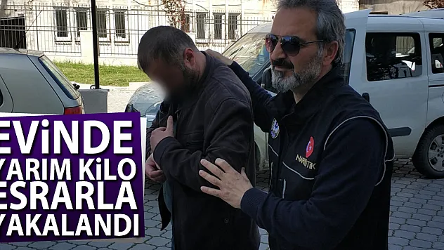Evinde yarım kilo esrarla yakalandı