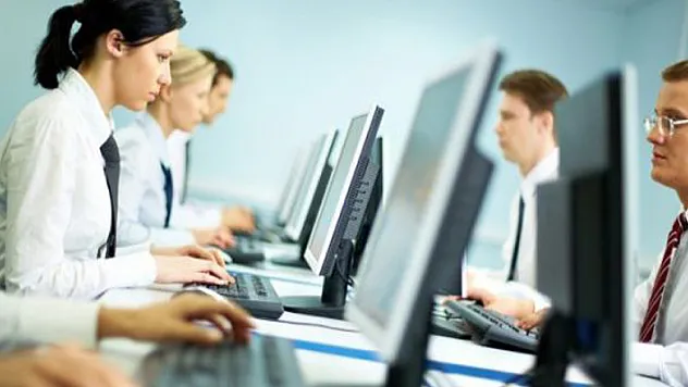 'Bacak bacak üstüne atmak duruş bozukluğuna neden oluyor'