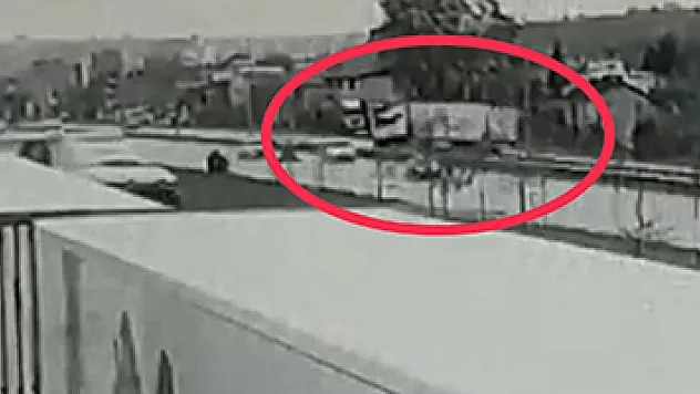 Samsun'da cenaze aracına çarpan tırın karşı şeride geçme anının görüntüsü ortaya çıktı 