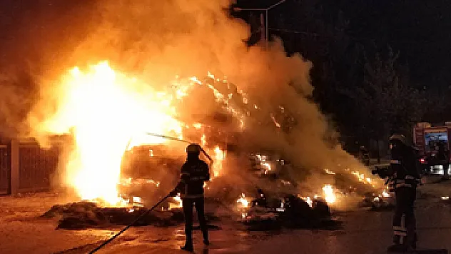 Saman yüklü kamyonu alev alev yandı