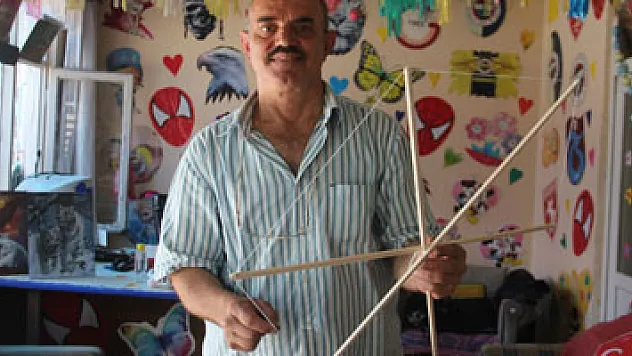 Uçurtmalar elinde özgürleşiyor