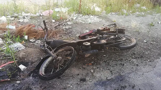 Yanan motosikleti itfaiye söndürdü   