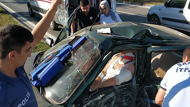 Otomobil aydınlatma direğine çarptı: 1 yaralı 