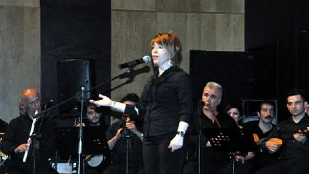 Bağlama ve solistler geçidi