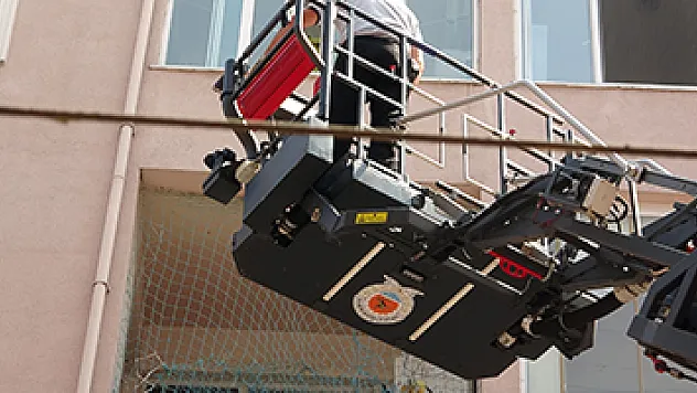 İtfaiyenin seferber olduğu güvercin, mahsur kaldığı balkondan çıkamamakta inat etti