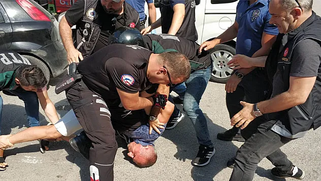 Uygulamada polisten kaçan otomobil polis aracına çarparak durdu 