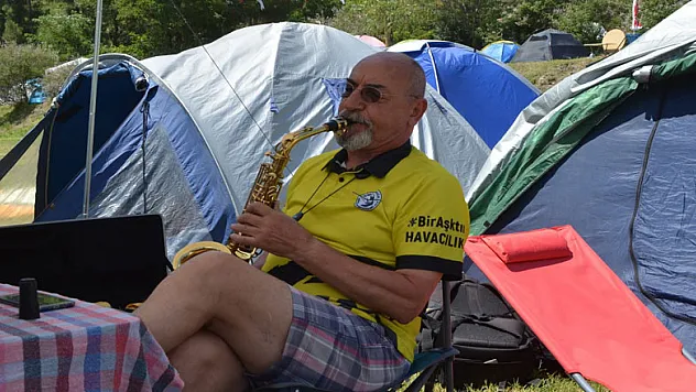 70 yaşındaki ihtiyar delikanlı büyüledi