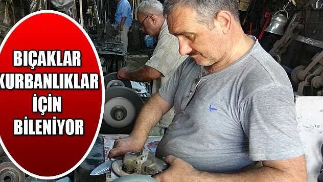 Bıçaklar kurbanlıklar için bileniyor 