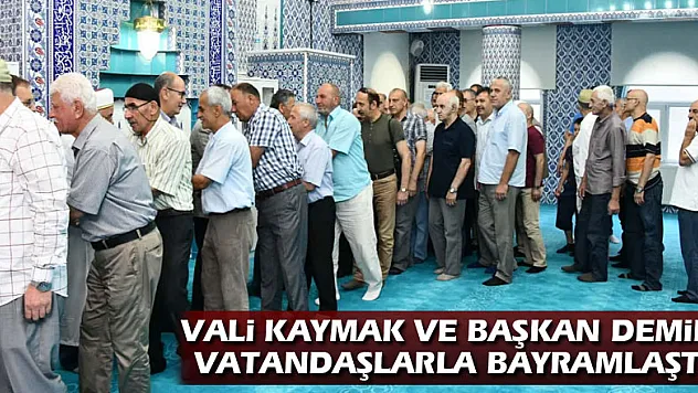 Vali Kaymak ve Başkan Demir vatandaşlarla bayramlaştı