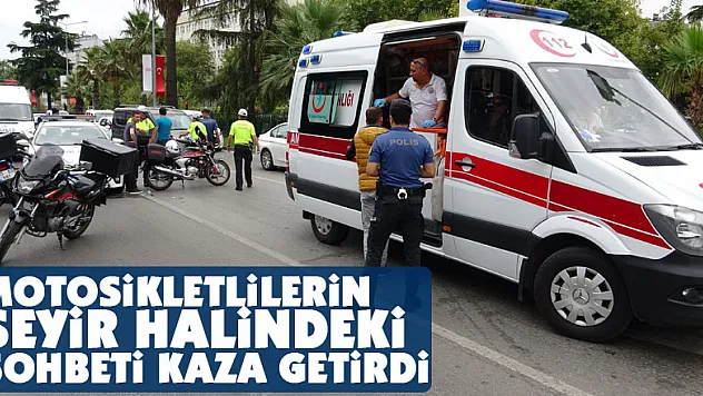 Motosikletlilerin seyir halindeki sohbeti kaza getirdi