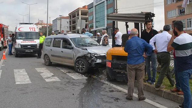 Hafif ticari araç ile forklift çarpıştı: 5 yaralı 