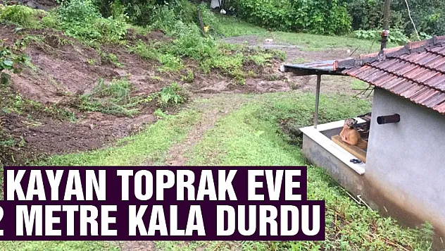 Heyelan oldu, kayan toprak eve 2 metre kala durdu