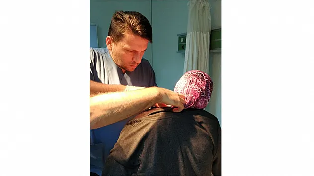 Boynuna tutunan kene hastanede çıkarıldı 