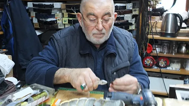 71 yaşındaki Cevat Dede tespih dizerek para kazanıyor