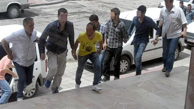 Ruhsatsız tabanca ile 6 kişi yakalandı