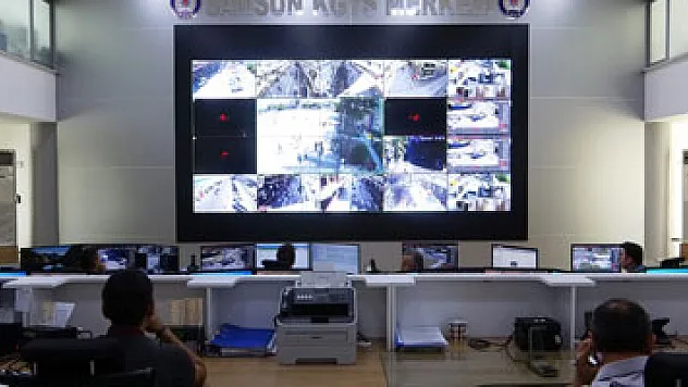 Emniyetin haber merkezine gelen ihbarlar şaşırtıyor: 'Abi ufo gördüm'