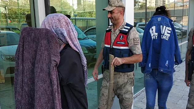 Çöp tartışmasında amcalarını öldüren genç kızlar adliyede