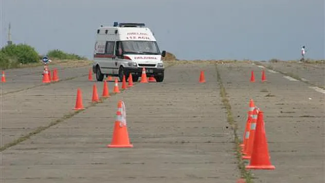 Ambulanslar yarıştı