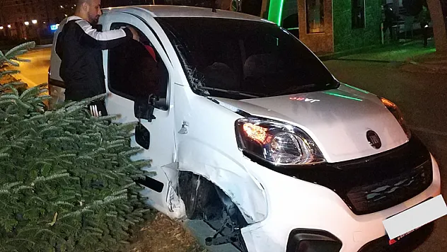 2 otomobile çarpan aracın sürücüsü kaçtı