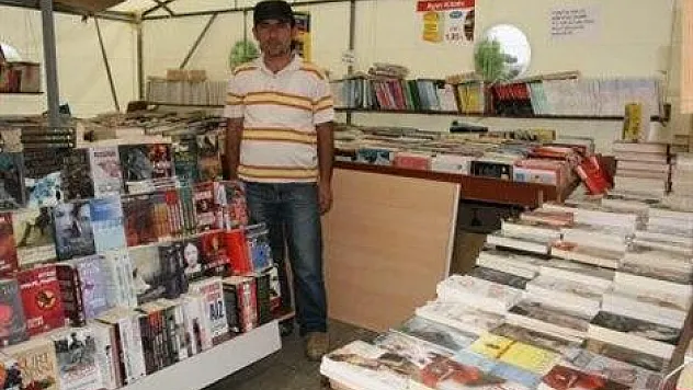 Kitapçıdan ilginç protesto