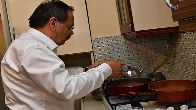 Başkan Demir, öğrencilere menemen yaptı