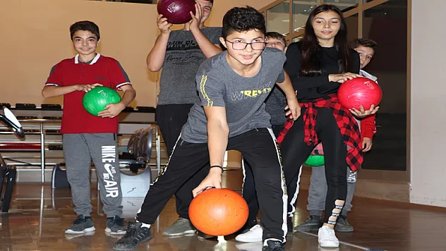 Hayalleri gerçek oldu, hayatlarında ilk defa bowling oynadılar