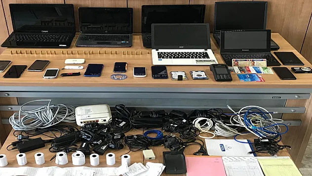 Siber polisini takibiyle kredi kartı kopyalama aparatlarıyla yakalandılar