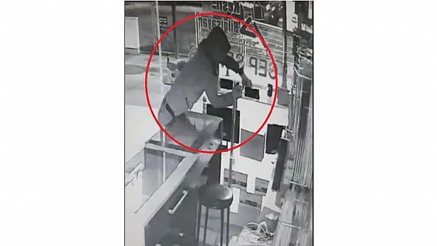 Poşetli telefon hırsızı kamerada