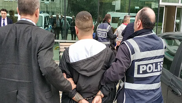Firariyi yakalamaya çalışan polise mukavemette bulunan 3 kişi tutuklandı