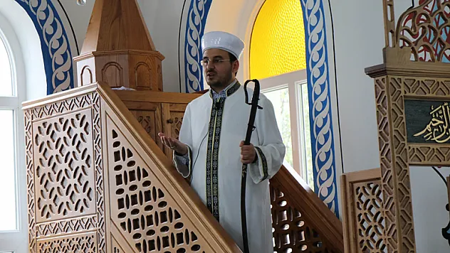 944 yıldır imam hutbeye kılıçla çıkıyor
