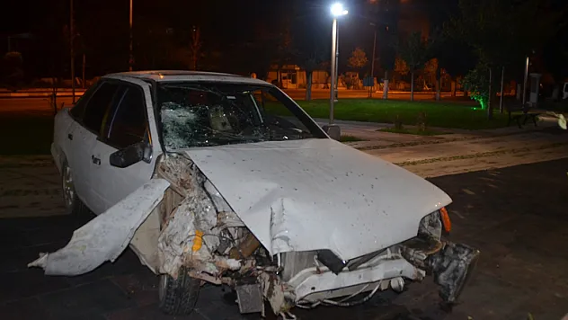 Kaza yapan sürücü otomobili bırakıp kaçtı