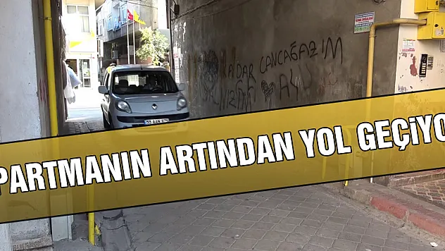 Samsun'da apartmanın artından yol geçiyor