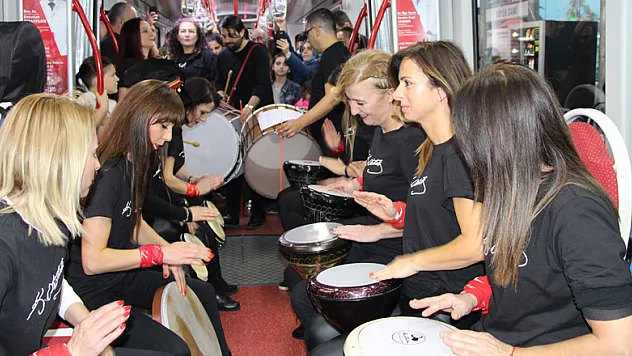 Tramvayda sıra dışı Öğretmenler Günü kutlaması