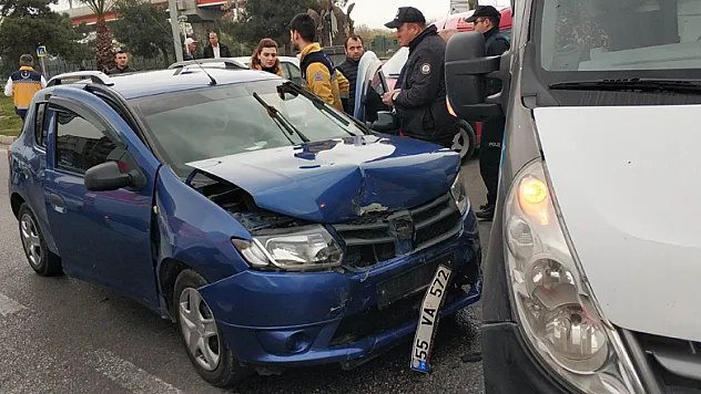 Samsun'da otomobili ile minibüs çarpıştı: 2 yaralı