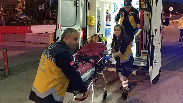 Eşini darp edip üzerine kaynar su döküp yaktı