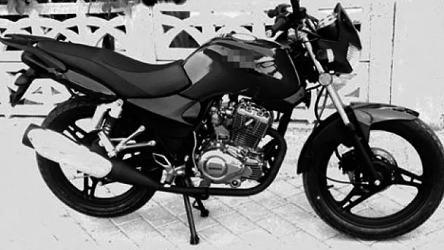  Çaldıkları motosikleti tamir ettirirken yakalandılar