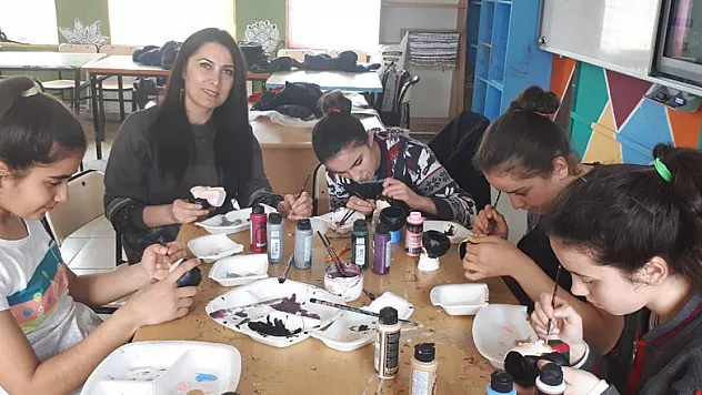  Şehitliğe gidebilmek için süs eşyası yapıp satıyorlar