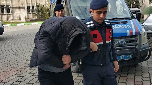 Eşinin aracını yakan koca adliyede