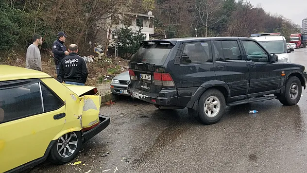 Samsun'da cip park halindeki araçlara çarptı: 1 yaralı