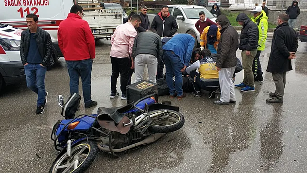 Motosiklet ile otomobil çarpıştı: 1 yaralı