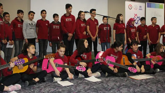 Türk ve mülteci öğrencilerden 'Hayat Bayram Olsa'