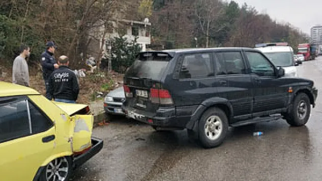 Cip park halindeki araçlara çarptı: 1 yaralı