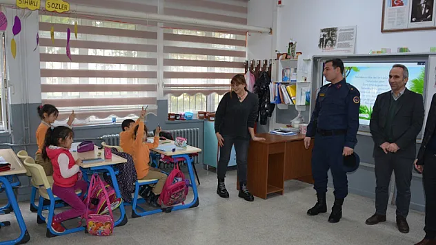 Minikler komutanı asker selamı ile karşıladı