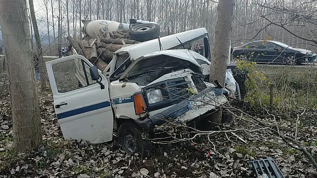 Ayvacık yolunda feci kaza: 1'i ağır, 3 yaralı