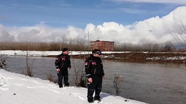 Kızının peşinden ırmağa atlayınca kaybolan babayı arama çalışması devam ediyor